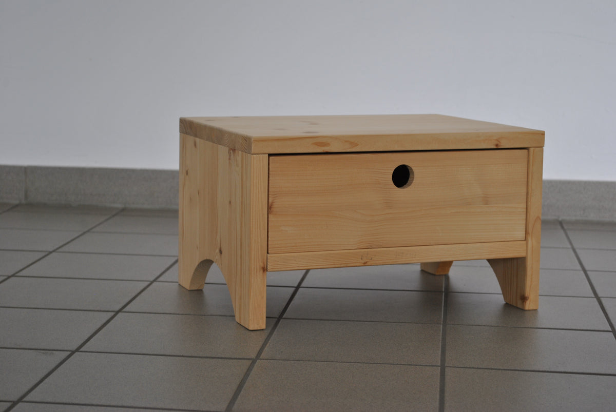 Möbelbau mit Massivholzplatten und professionellen Elektrowerkzeugen